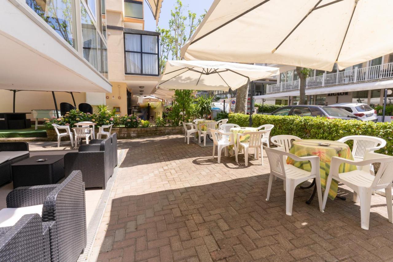 Hotel Villa Isola Римини Экстерьер фото