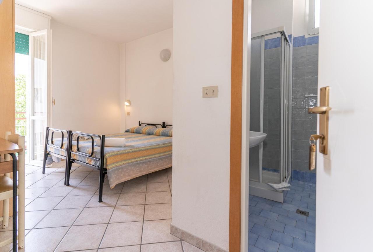 Hotel Villa Isola Римини Экстерьер фото